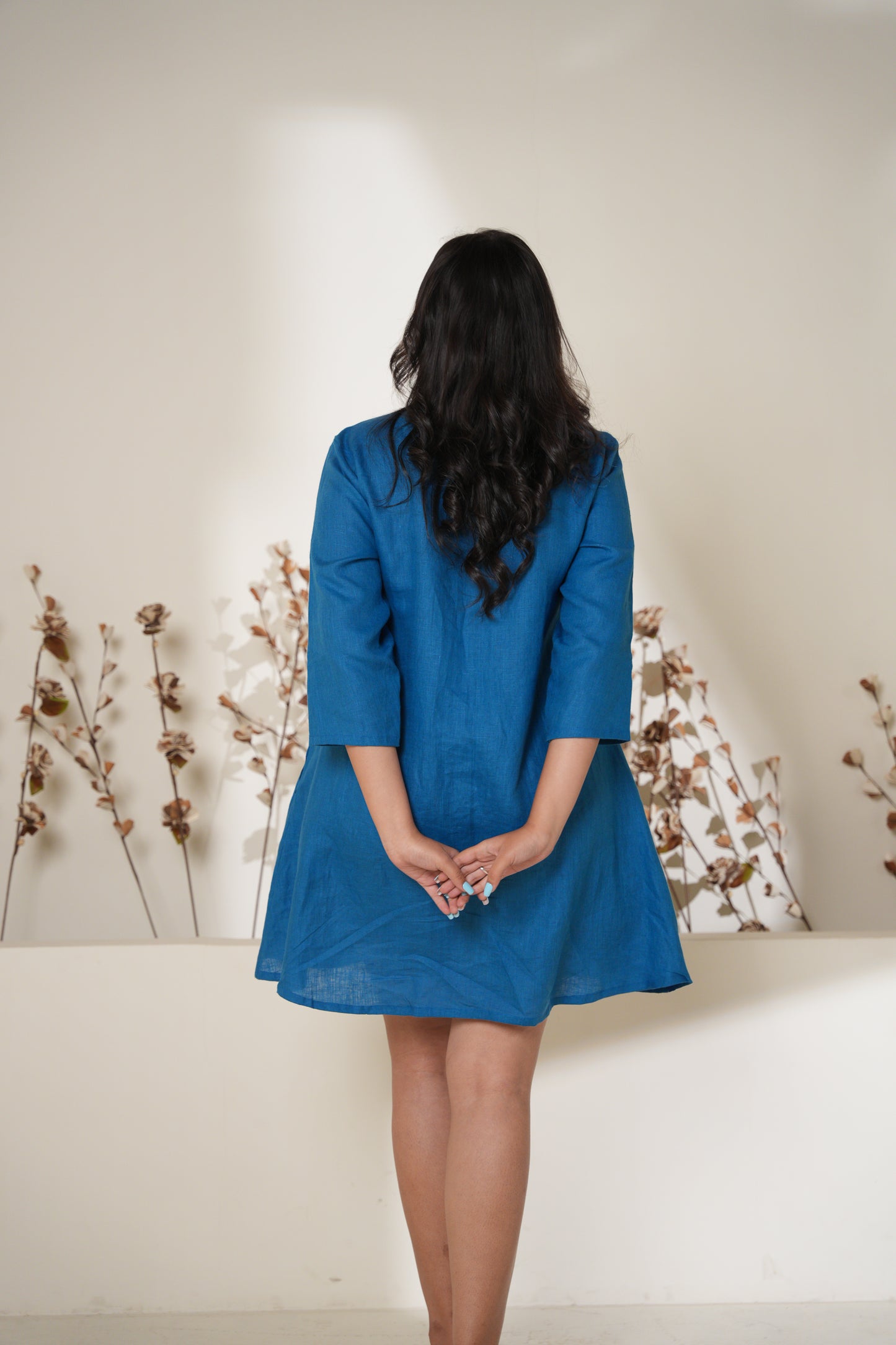 Women’s collar short dress with a classic design, ideal for day-to-night wear.