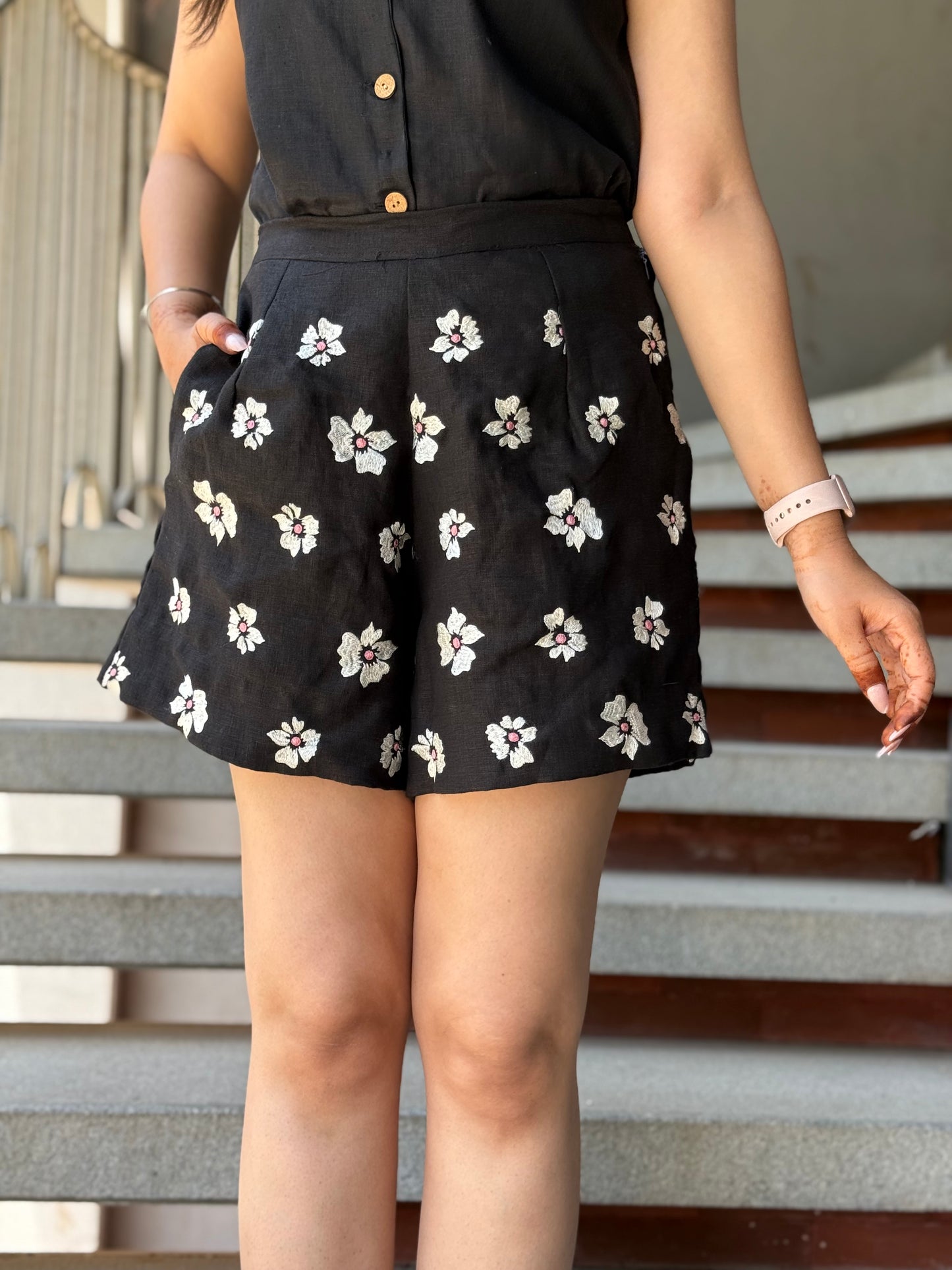 Embroidered Linen Shorts – Black