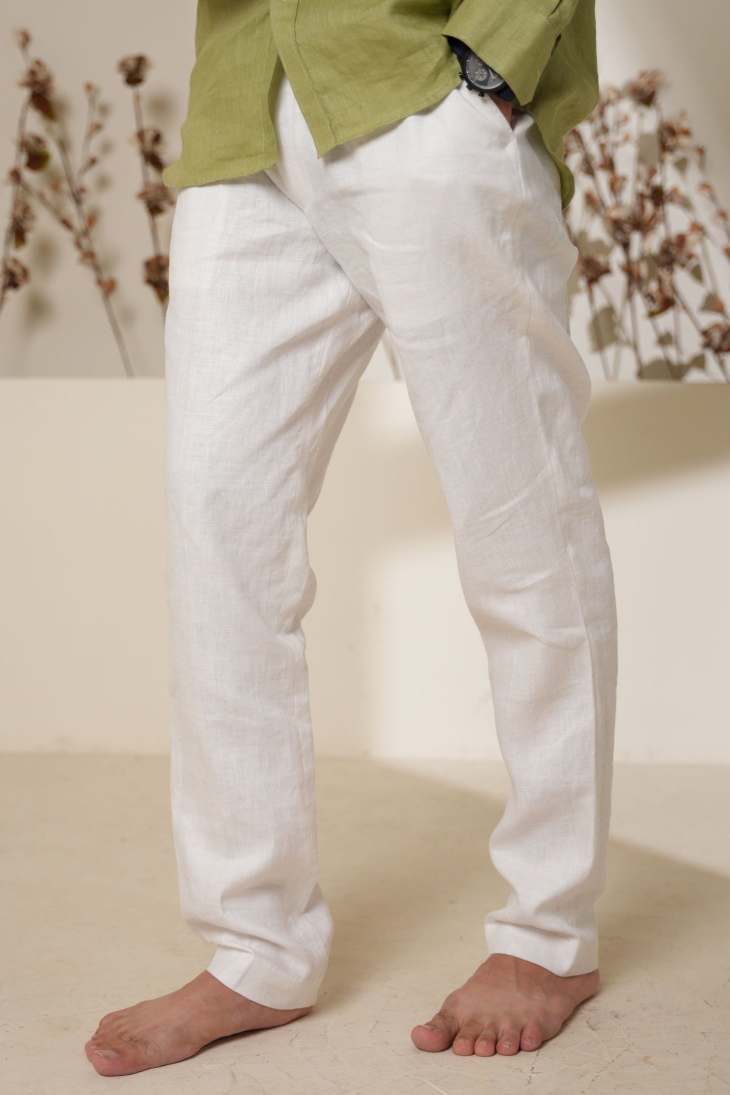 Classic formal pant in pure white, featuring a tailored fit and a sleek design.