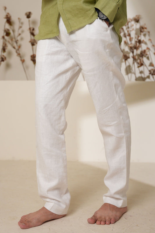 Classic formal pant in pure white, featuring a tailored fit and a sleek design.