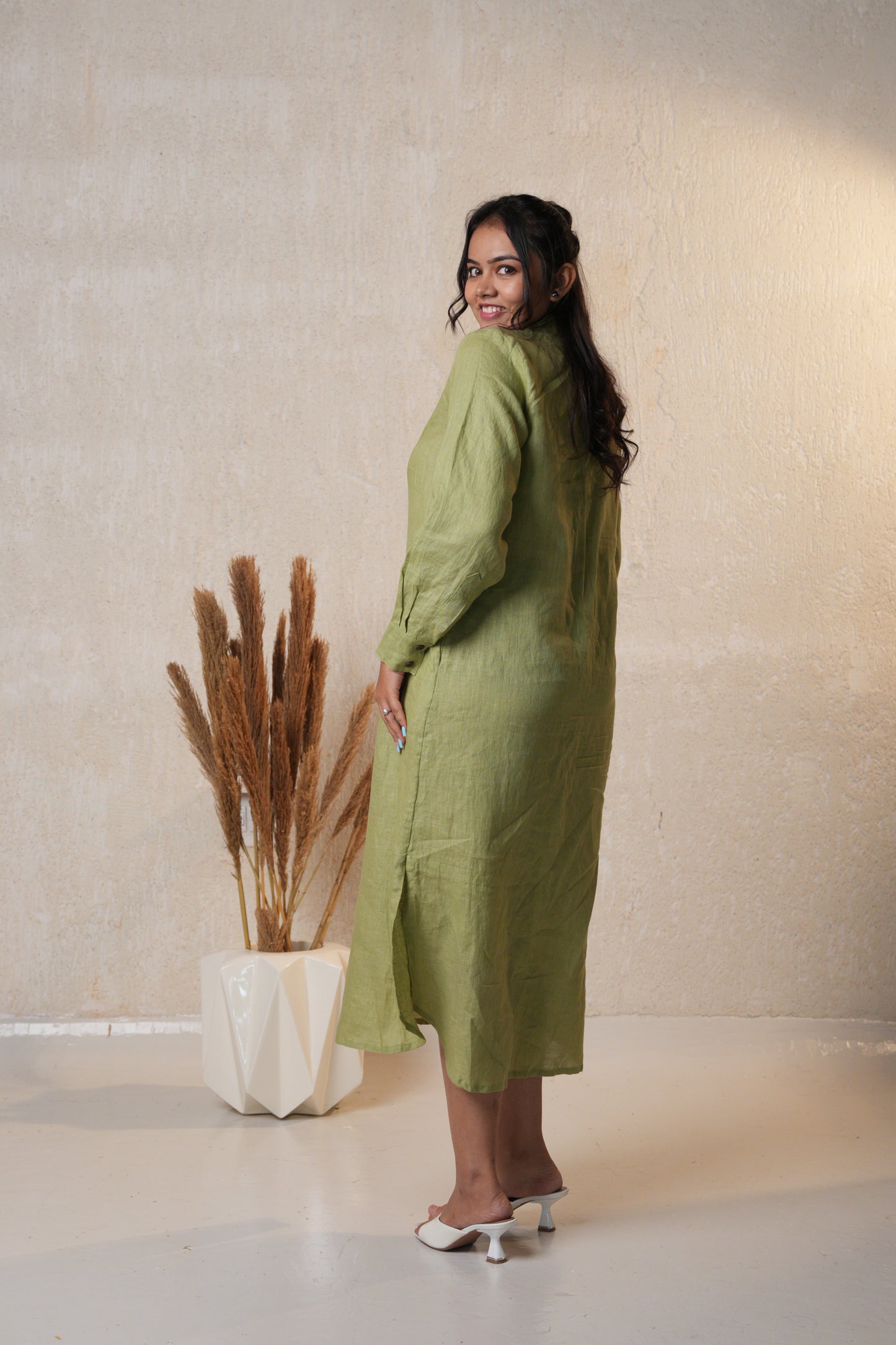 Women’s long shirt dress with a tailored design, perfect for both casual and semi-formal occasions.